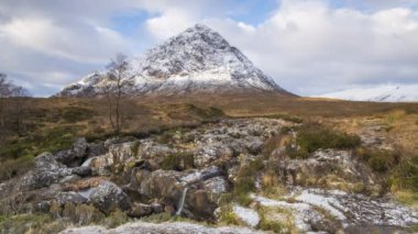 Birleşik Krallık, İskoçya, Batı Highlands, Glencoe (Glen Coe), Rannoch Moor, Buachaille Etive Mor ve Coupall Nehri