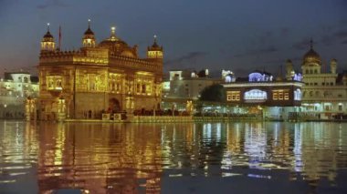 Jan 2018, Hindistan, Punjab, Amritsar, (Altın Tapınak), The Harmandir Sahib, Amrit Sagar (Nectar Gölü), alacakaranlıkta aydınlandı