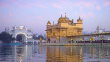 Jan 2018, Hindistan, Punjab, Amritsar, (Altın Tapınak), The Harmandir Sahib, Amrit Sagar (Nectar Gölü), alacakaranlıkta aydınlandı