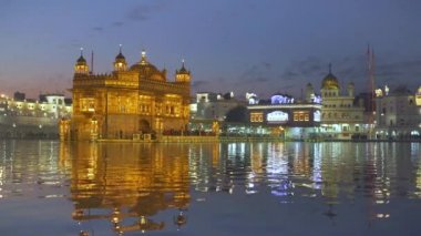 Jan 2018, Hindistan, Punjab, Amritsar, (Altın Tapınak), The Harmandir Sahib, Amrit Sagar (Nectar Gölü), alacakaranlıkta aydınlandı