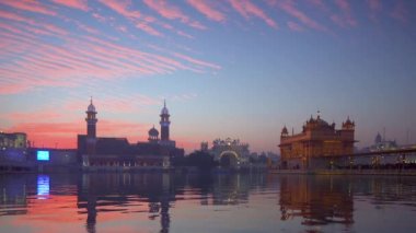 Jan 2018, Hindistan, Punjab, Amritsar, (Altın Tapınak), The Harmandir Sahib, Amrit Sagar (Nectar Gölü), alacakaranlıkta aydınlandı
