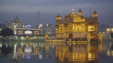 Jan 2018, Hindistan, Punjab, Amritsar, (Altın Tapınak), The Harmandir Sahib, Amrit Sagar (Nectar Gölü), alacakaranlıkta aydınlandı