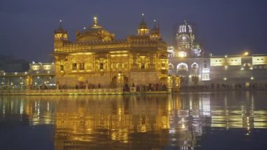 Jan 2018, Hindistan, Punjab, Amritsar, (Altın Tapınak), The Harmandir Sahib, Amrit Sagar (Nectar Gölü), alacakaranlıkta aydınlandı