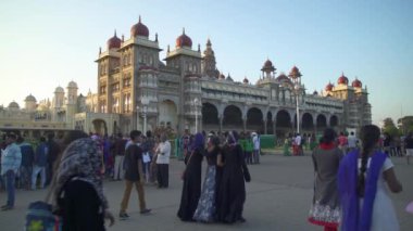Hindistan, Karnataka, Mysore, Şehir Sarayı, Maharaja Sarayı 'nın dışında yürüyen insanlar.