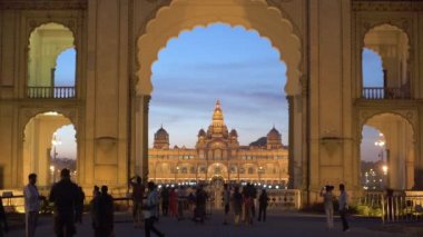 Hindistan, Karnataka, Mysore, Şehir Sarayı, Maharaja Sarayı 'nın ana giriş kapısı.