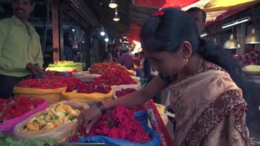 Jan 2018, Hindistan, Karnataka, Mysore, Devaraja çiçek pazarı