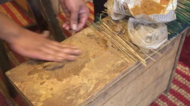 Hindistan, Karnataka, Mysore, Devaraja çiçek pazarı, el yapımı tütsü çubukları.