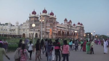 Jan 2018, Hindistan, Karnataka, Mysore, Şehir Sarayı, Maharaja Sarayı 'nın önünde yürüyen insanlar.