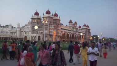 Jan 2018, Hindistan, Karnataka, Mysore, Şehir Sarayı, Maharaja Sarayı 'nın önünde yürüyen insanlar.