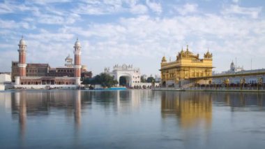 Jan 2018, Hindistan, Punjab, Amritsar, (Altın Tapınak), The Harmandir Sahib, Amrit Sagar (Nectar Gölü), alacakaranlıkta aydınlandı
