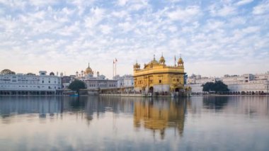 Jan 2018, Hindistan, Punjab, Amritsar, (Altın Tapınak), The Harmandir Sahib, Amrit Sagar (Nectar Gölü), alacakaranlıkta aydınlandı