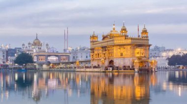 Jan 2018, Hindistan, Punjab, Amritsar, (Altın Tapınak), The Harmandir Sahib, Amrit Sagar (Nectar Gölü), alacakaranlıkta aydınlandı