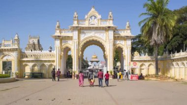Hindistan, Karnataka, Mysore, Şehir Sarayı, Maharaja Sarayı 'nın ana giriş kapısı - zaman aşımı