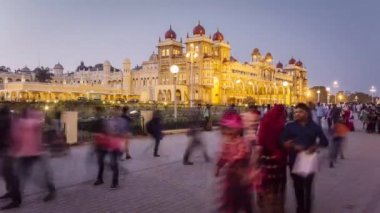Hindistan, Karnataka, Mysore, Şehir Sarayı, Maharaja Sarayı 'nın önünde yürüyen insanlar - zaman aşımı
