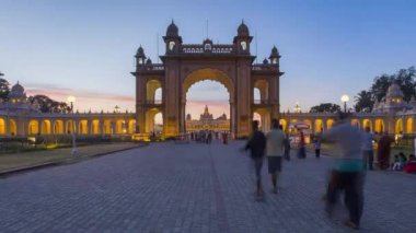 Hindistan, Karnataka, Mysore, Şehir Sarayı, Maharaja Sarayı 'nın ana giriş kapısı.