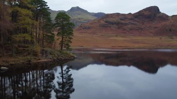 Langdale Pikes Αντανακλάται Στα Ύδατα Της Blea Tarn Lake District — Αρχείο Βίντεο