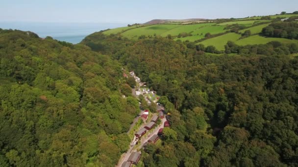 Birleşik Krallık Devon Exmoor Lynton Kuzey Devon Kıyısındaki Ağaçlık Vadi — Stok video