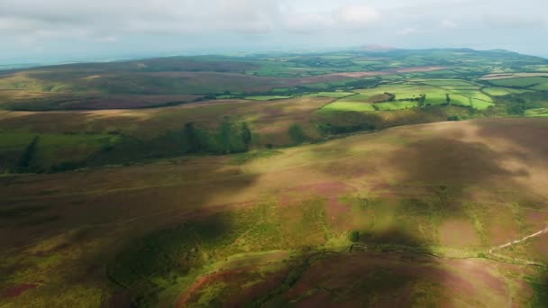 イギリス デヴォン エキスモア国立公園 乗り物の上空からの眺め — ストック動画
