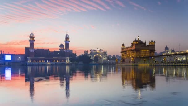 2018年1月 インド パンジャブ州 アムリトサル 黄金の寺院 ハルマンディル サヒブ アムリトサル ネクター湖 夕暮れ時に照明 — ストック動画