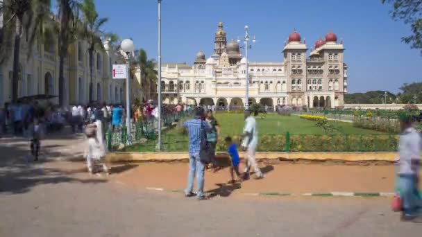 India Karnataka Mysore Palacio Ciudad Gente Caminando Fuera Del Palacio — Vídeos de Stock