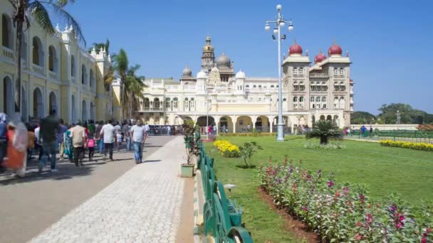 India Karnataka Mysore Palacio Ciudad Gente Caminando Fuera Del Palacio — Vídeos de Stock