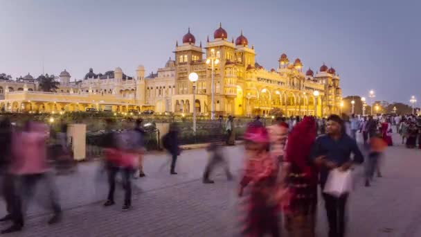 India Karnataka Mysore Palacio Ciudad Gente Caminando Fuera Del Palacio — Vídeos de Stock