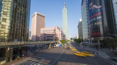 Tayvan, Taipei, Trafik ve Taipei 101, Xinyi bölgesinde işlek bir kavşakta.