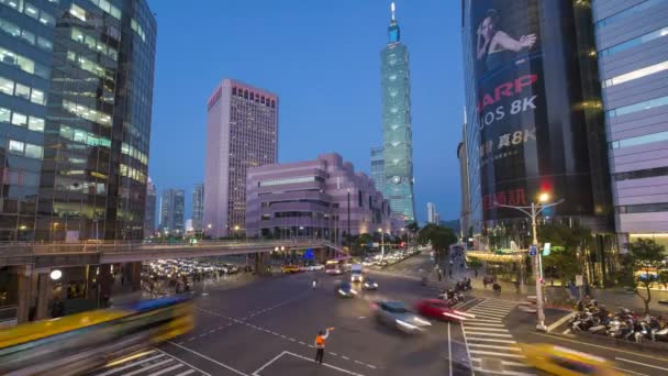 Tajwan Tajpej Ruch Uliczny Taipei 101 Ruchliwym Skrzyżowaniu Śródmieścia Dzielnicy — Wideo stockowe