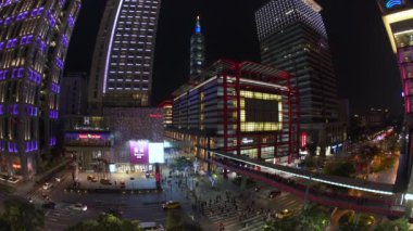 Tayvan, Taipei, Trafik ve Taipei 101, Xinyi bölgesinde işlek bir kavşakta.