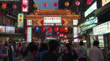 Tayvan, Taipei, Songshan Bölgesi, Raohe Caddesi 'ndeki gece pazarına giriş. 