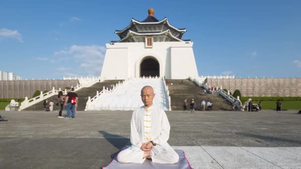 Taiwan Taipeh Chiang Kai Shek Memorial Meditierende Mönche Zeitraffer — Stockvideo