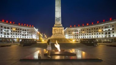Minsk, Belarus - CIRCA 2018: Zafer Meydanı ve Zafer için granit anıt, Independence Avenue