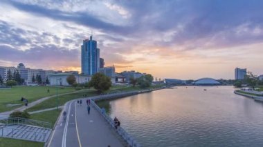 Central Minsk şehrinin ufuk çizgisi, Trinity bölgesi ve Svishlach nehri, Belarus - zaman aşımı