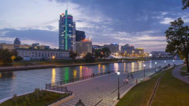 Central Minsk şehrinin ufuk çizgisi, Trinity bölgesi ve Svishlach nehri, Belarus - zaman aşımı
