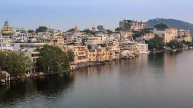 Pichola Gölü ve Udaipur Şehir Sarayı, Rajasthan, Hindistan - 4K Timelapse