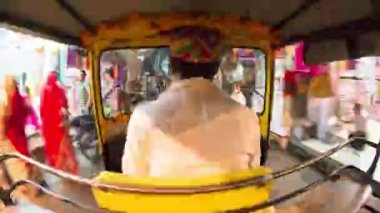 Autorickshaw POV işlek aydınlanmış eski şehir sokakları, Udaipur, Rajasthan, Hindistan - 4K zaman dilimi