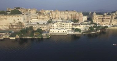 Pichola Gölü, Udaipur, Rajasthan, Hindistan - 4K hava sahası