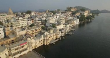 Pichola Gölü, Udaipur, Rajasthan, Hindistan - 4K hava sahası