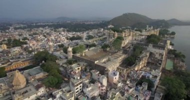 Pichola Gölü, Udaipur, Rajasthan, Hindistan - 4K hava sahası
