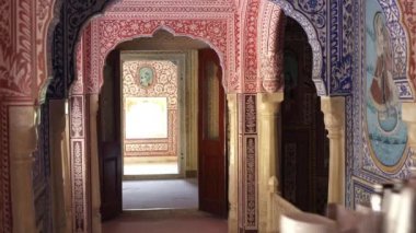 Hindistan, Rajasthan, Jaipur, Samode Sarayı, Süslü geçitte çay tepsisi taşıyan garson - Model ve Mülkiyet