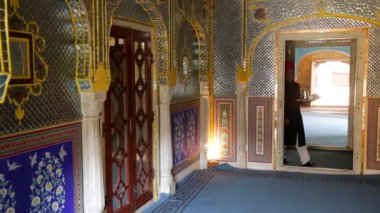 Hindistan, Rajasthan, Jaipur, Samode Sarayı, Süslü geçitte çay tepsisi taşıyan garson - Model ve Mülkiyet