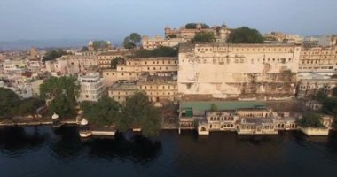 Pichola Gölü, Udaipur, Rajasthan, Hindistan - 4K hava sahası