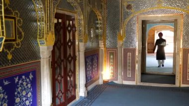 Hindistan, Rajasthan, Jaipur, Samode Sarayı, Süslü geçitte çay tepsisi taşıyan garson - Model ve Mülkiyet
