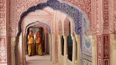 Hindistan, Rajasthan, Jaipur, Samode Sarileri, süslü püslü geçitlerde renkli elbiseler giyen kadınlar.