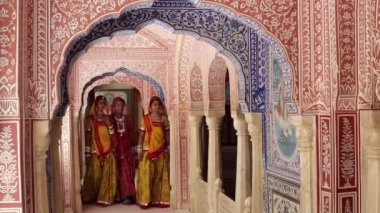 Hindistan, Rajasthan, Jaipur, Samode Sarileri, süslü püslü geçitlerde renkli elbiseler giyen kadınlar.
