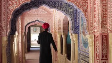 Hindistan, Rajasthan, Jaipur, Samode Sarayı, Süslü geçitte çay tepsisi taşıyan garson - Model ve Mülkiyet