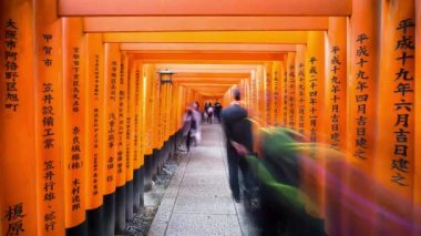 Fushimi Inari Tapınağı, Kyoto, Kansai Bölgesi, Honshu, Japonya 'nın kırmızı renkli Torii kapıları