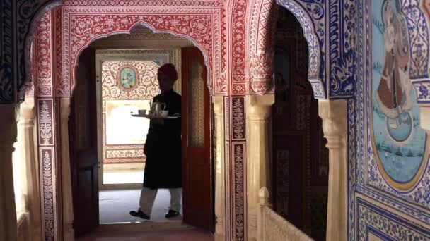 Indie Rajasthan Jaipur Samode Palace Kelner Niosący Tacę Herbaty Ozdobnym — Wideo stockowe