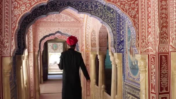Indie Rajasthan Jaipur Samode Palace Kelner Niosący Tacę Herbaty Ozdobnym — Wideo stockowe