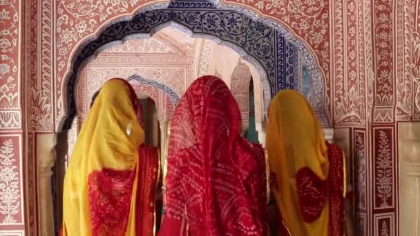 Indie Rajasthan Jaipur Samode Palace Panie Kolorowe Saris Ozdobnym Korytarzu — Wideo stockowe